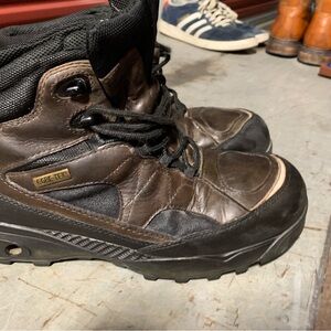 Nike ACG Brown and Black Hiking Boots Rugged Design